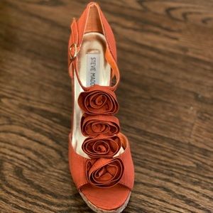 Steve Madden cork wedge, flowerettes in orange